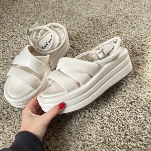 Free People Harper Flat form
Sandals In Salt Size 38 (US 8)